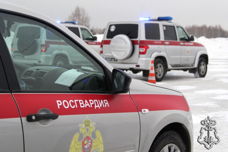 В Новосибирске сотрудники вневедомственной охраны Росгвардии отработали навыки контраварийного вождения (видео)