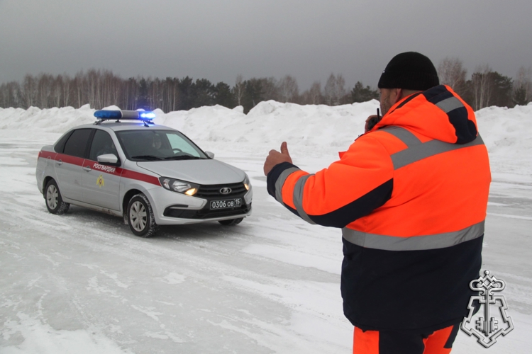 В Новосибирске сотрудники вневедомственной охраны Росгвардии отработали навыки контраварийного вождения (видео)