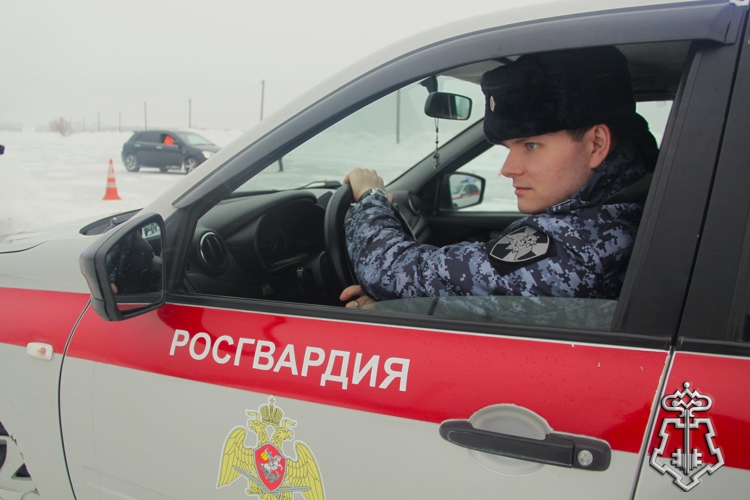 В Новосибирске сотрудники вневедомственной охраны Росгвардии отработали навыки контраварийного вождения (видео)