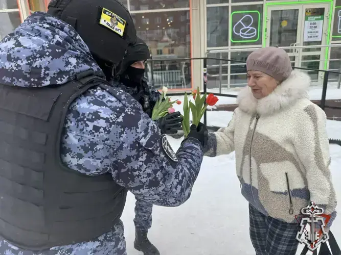 В столице Сибири росгвардейцы поздравили женщин с 8 марта