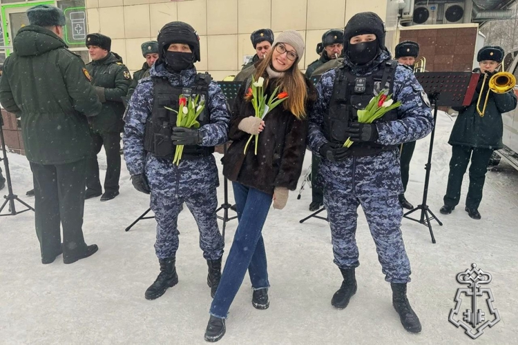 В столице Сибири росгвардейцы поздравили женщин с 8 марта