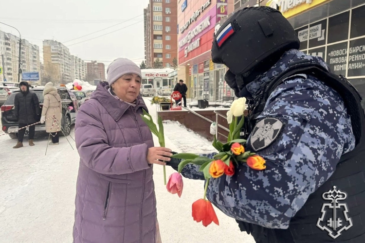 В столице Сибири росгвардейцы поздравили женщин с 8 марта