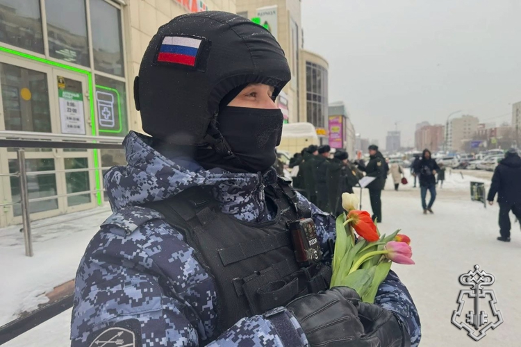 В столице Сибири росгвардейцы поздравили женщин с 8 марта