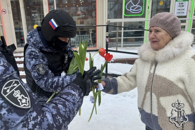 В столице Сибири росгвардейцы поздравили женщин с 8 марта