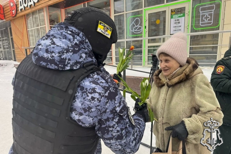 В столице Сибири росгвардейцы поздравили женщин с 8 марта