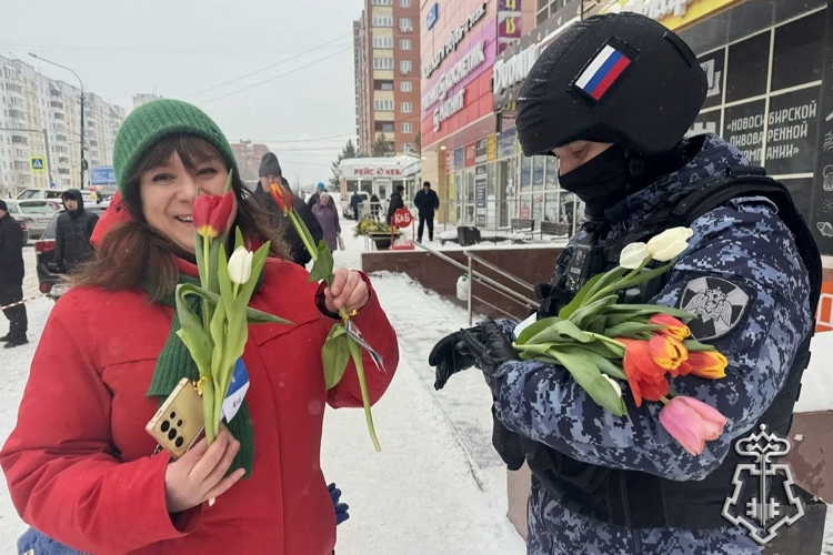 В столице Сибири росгвардейцы поздравили женщин с 8 марта