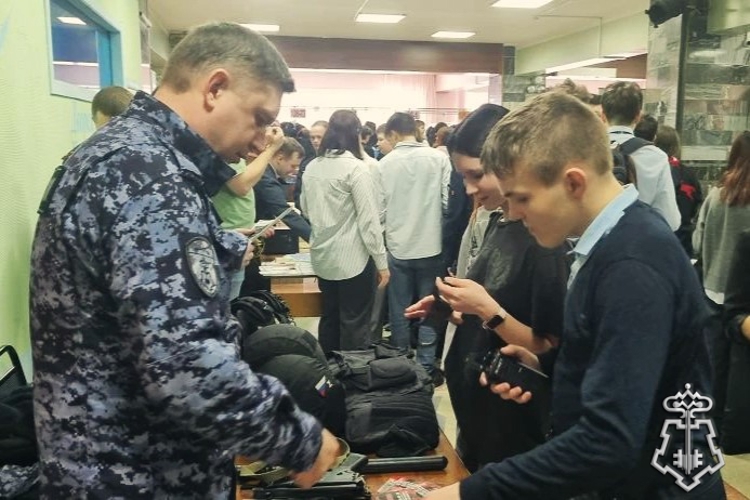 Росгвардейцы рассказали старшеклассникам о своей профессии