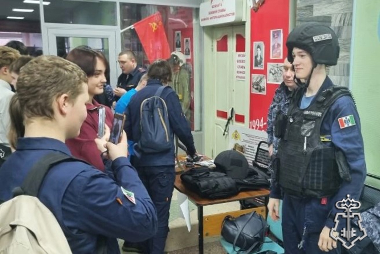Росгвардейцы рассказали старшеклассникам о своей профессии