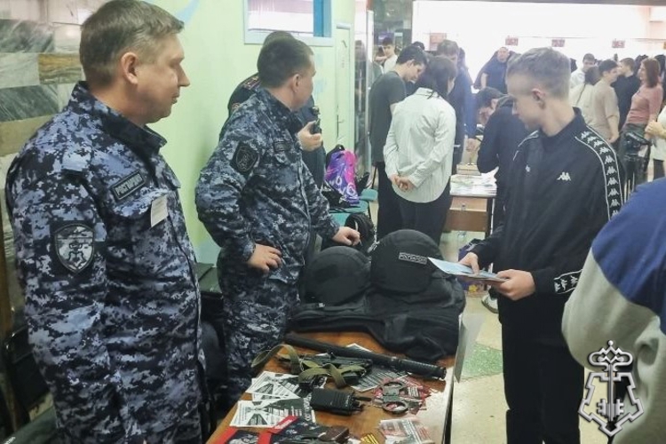 Росгвардейцы рассказали старшеклассникам о своей профессии