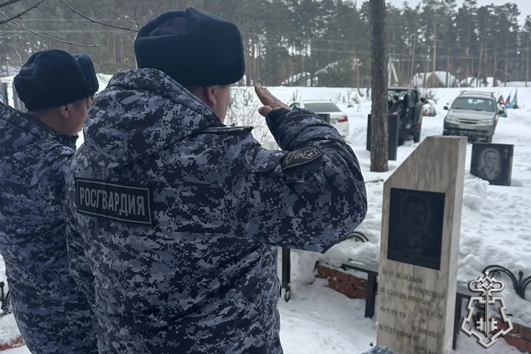Сотрудники вневедомственной охраны Росгвардии почтили память прапорщика милиции Сергея Дукача