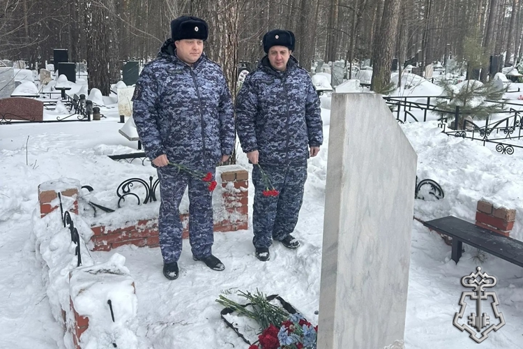 Сотрудники вневедомственной охраны Росгвардии почтили память прапорщика милиции Сергея Дукача