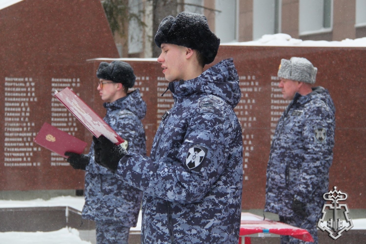 В Новосибирске сотрудники вневедомственной охраны Росгвардии приведены к Присяге