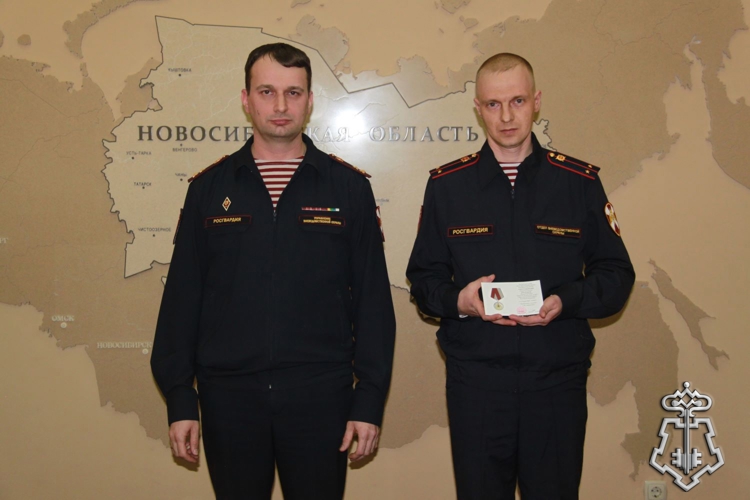 В Новосибирске сотрудников Росгвардии, оказавших своевременную помощь женщине с остановкой сердца, удостоили ведомственных наград