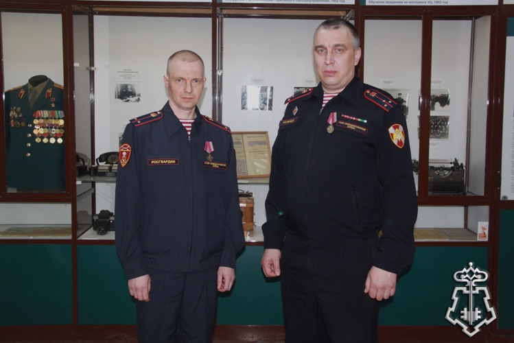 В Новосибирске сотрудников Росгвардии, оказавших своевременную помощь женщине с остановкой сердца, удостоили ведомственных наград