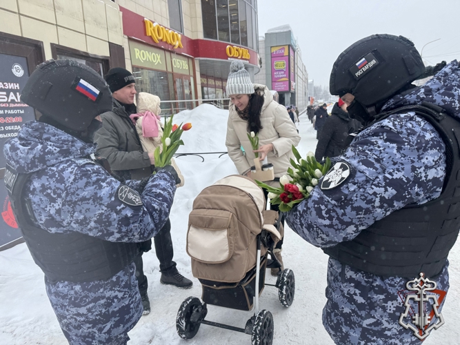 В столице Сибири росгвардейцы поздравили женщин с 8 марта