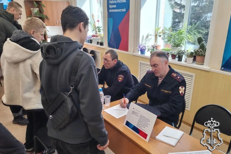 Сотрудники вневедомственной охраны Росгвардии приняли участие во Всероссийской ярмарке вакансий