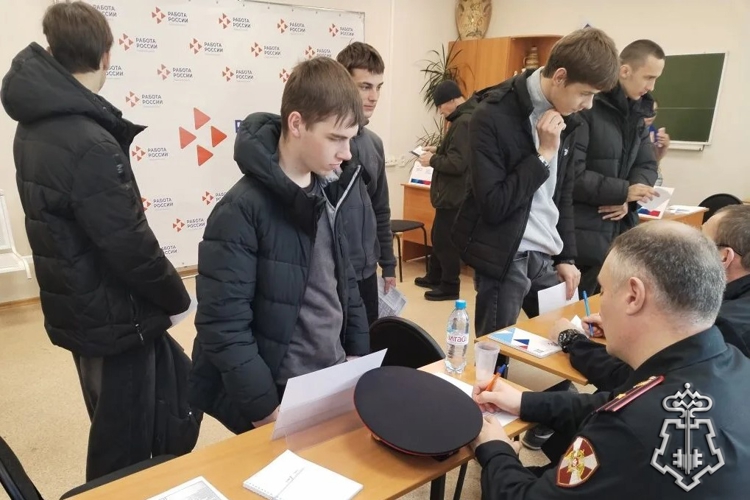 Сотрудники вневедомственной охраны Росгвардии приняли участие во Всероссийской ярмарке вакансий