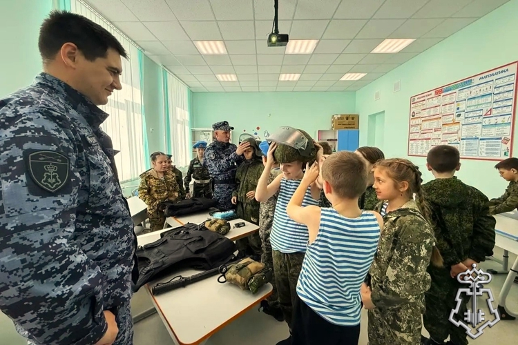 В Болотном сотрудники вневедомственной охраны Росгвардии встретились с воспитанниками военно-патриотического клуба