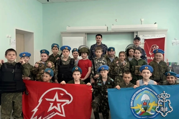 В Болотном сотрудники вневедомственной охраны Росгвардии встретились с воспитанниками военно-патриотического клуба