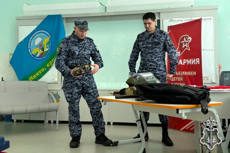 В Болотном сотрудники вневедомственной охраны Росгвардии встретились с воспитанниками военно-патриотического клуба