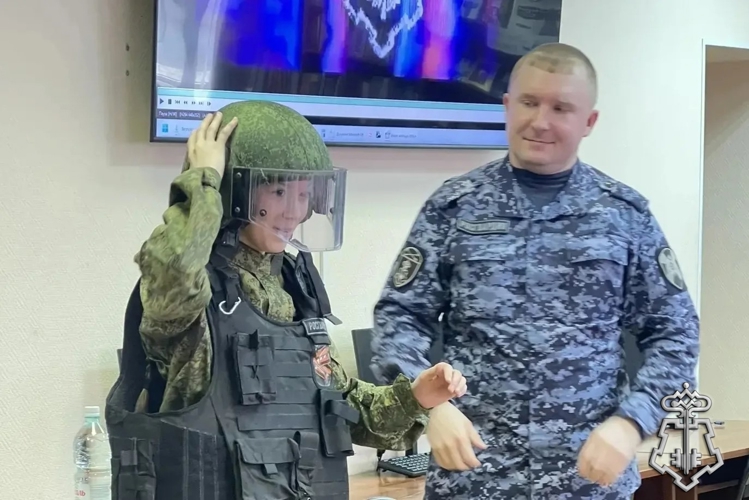 Сотрудники вневедомственной охраны Росгвардии познакомили школьников со своей профессией