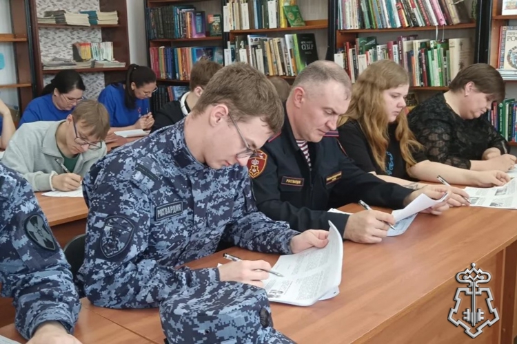 В Новосибирской области сотрудники и военнослужащие Росгвардии присоединились к патриотической акции «Диктант Победы»