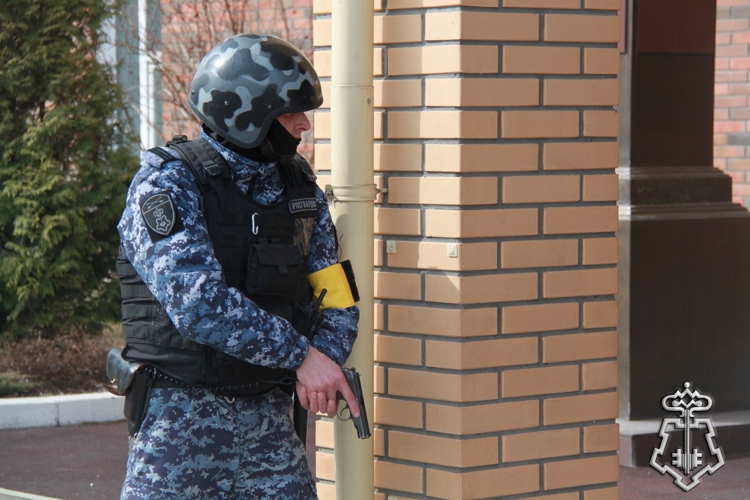 В Новосибирске при участии Росгвардии проходят учения по обеспечению безопасности на объектах образования