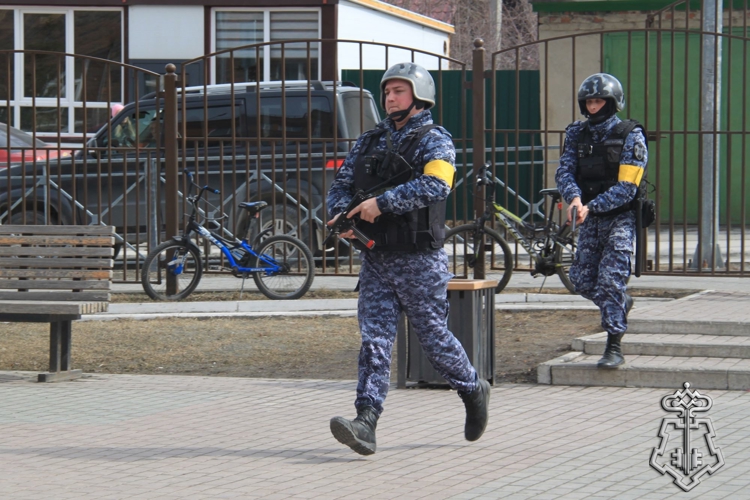 В Новосибирске при участии Росгвардии проходят учения по обеспечению безопасности на объектах образования