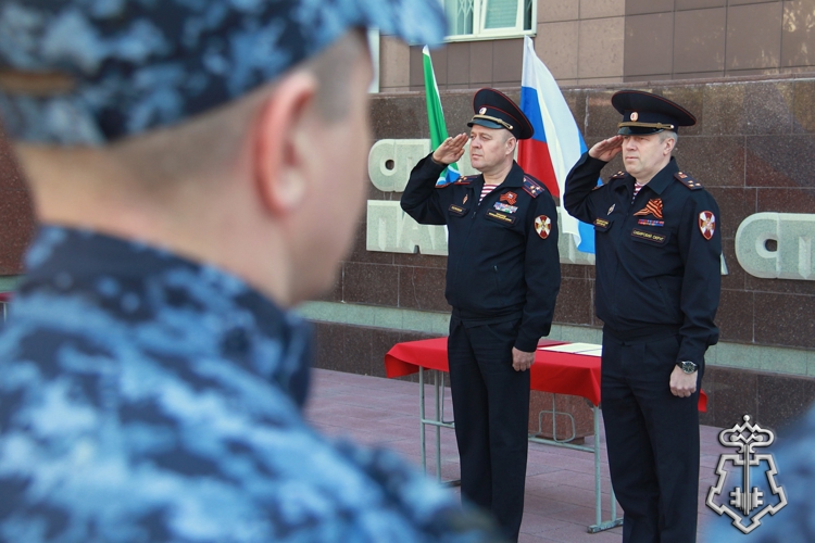 Молодые сотрудники вневедомственной охраны Росгвардии приведены к Присяге