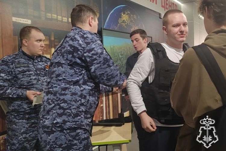 Росгвардейцы провели для старшеклассников урок мужества