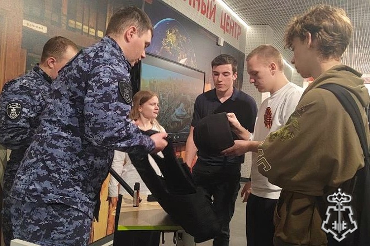 Росгвардейцы провели для старшеклассников урок мужества