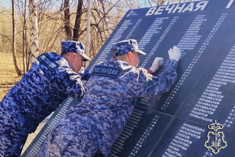 В Новосибирске ко Дню Победы сотрудники Росгвардии отреставрировали мемориальный комплекс