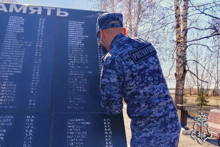 В Новосибирске ко Дню Победы сотрудники Росгвардии отреставрировали мемориальный комплекс