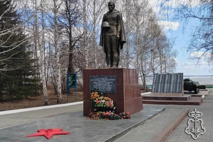 В Новосибирске ко Дню Победы сотрудники Росгвардии отреставрировали мемориальный комплекс