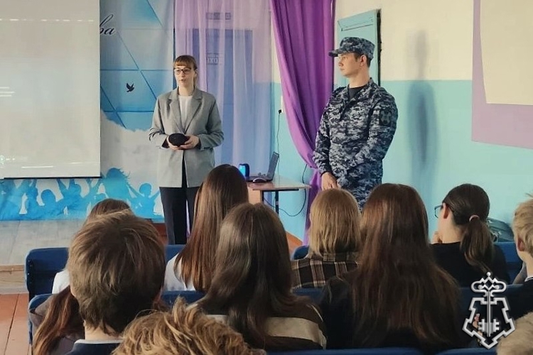 В Новосибирской области сотрудники вневедомственной охраны Росгвардии рассказали старшеклассникам о своей профессии