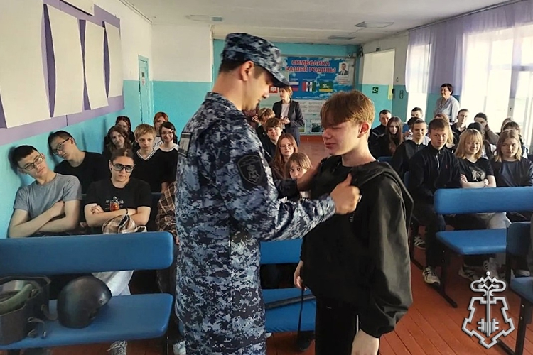 В Новосибирской области сотрудники вневедомственной охраны Росгвардии рассказали старшеклассникам о своей профессии