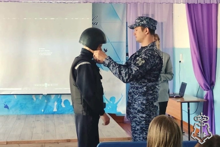 В Новосибирской области сотрудники вневедомственной охраны Росгвардии рассказали старшеклассникам о своей профессии