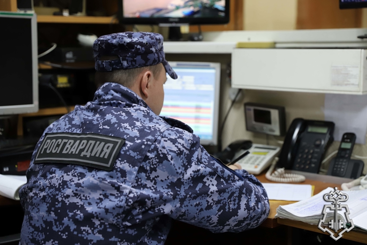 В Новосибирске патруль вневедомственной охраны Росгвардии задержал гражданина, находившегося в федеральном розыске