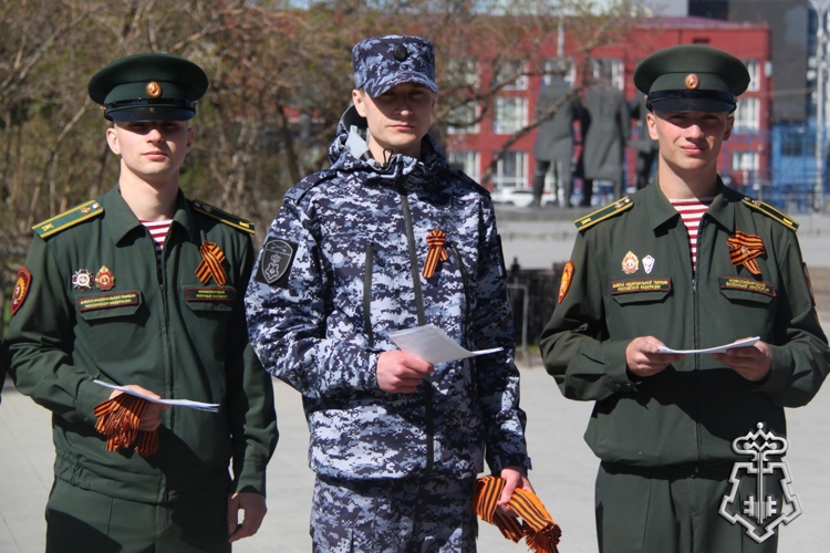В Новосибирске военнослужащие и сотрудники Росгвардии присоединились к акции «Георгиевская ленточка»