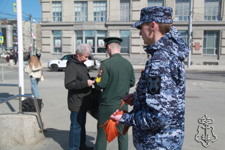 В Новосибирске военнослужащие и сотрудники Росгвардии присоединились к акции «Георгиевская ленточка»