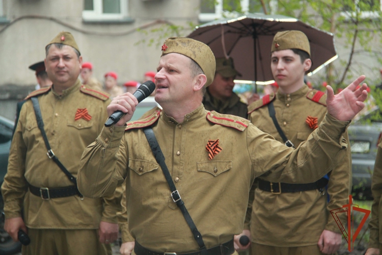 В Новосибирске сотрудники и военнослужащие Росгвардии приняли участие в акции «Парад у дома ветерана»
