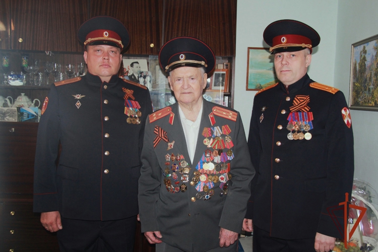 В Новосибирске сотрудники и военнослужащие Росгвардии приняли участие в акции «Парад у дома ветерана»