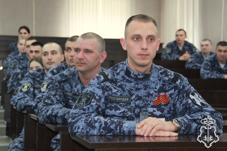 В канун Дня Победы молодые сотрудники вневедомственной охраны Росгвардии посетили экспозицию, посвященную Великой Отечественной войне 