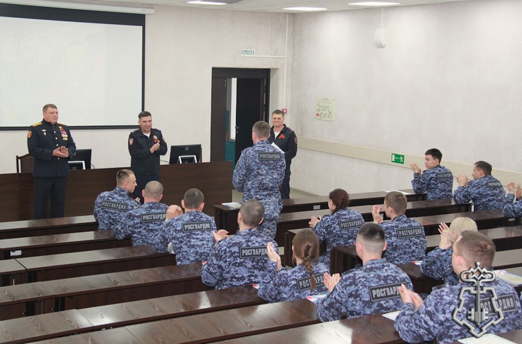 В канун Дня Победы молодые сотрудники вневедомственной охраны Росгвардии посетили экспозицию, посвященную Великой Отечественной войне 