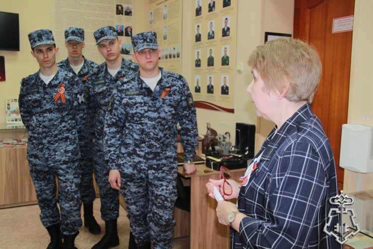 В канун Дня Победы молодые сотрудники вневедомственной охраны Росгвардии посетили экспозицию, посвященную Великой Отечественной войне 