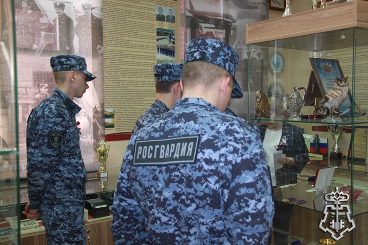 В канун Дня Победы молодые сотрудники вневедомственной охраны Росгвардии посетили экспозицию, посвященную Великой Отечественной войне 