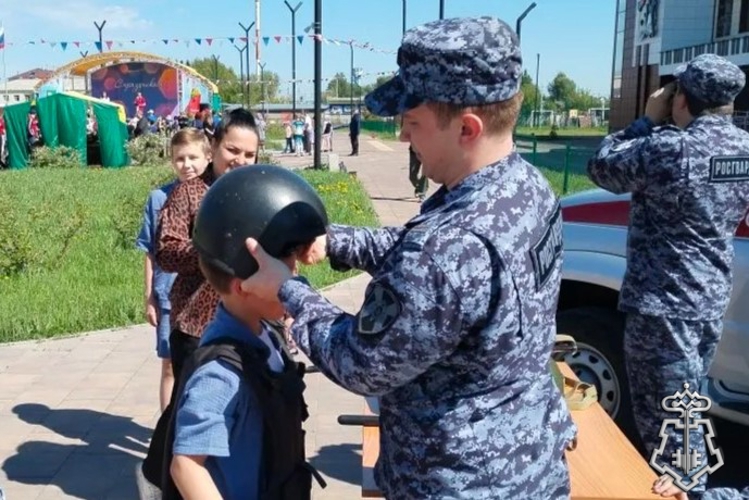 В Новосибирской области сотрудники Росгвардии познакомили подрастающее поколение со своей профессией