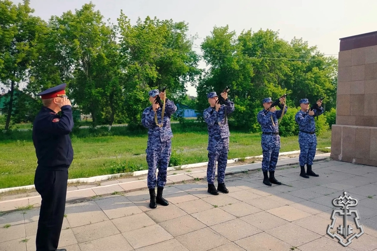 В Новосибирской области ко Дню памяти и скорби сотрудники и военнослужащие Росгвардии приняли участие в памятных акциях