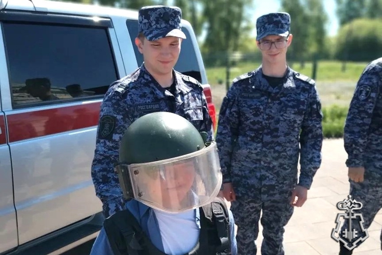 В Новосибирской области сотрудники Росгвардии познакомили подрастающее поколение со своей профессией