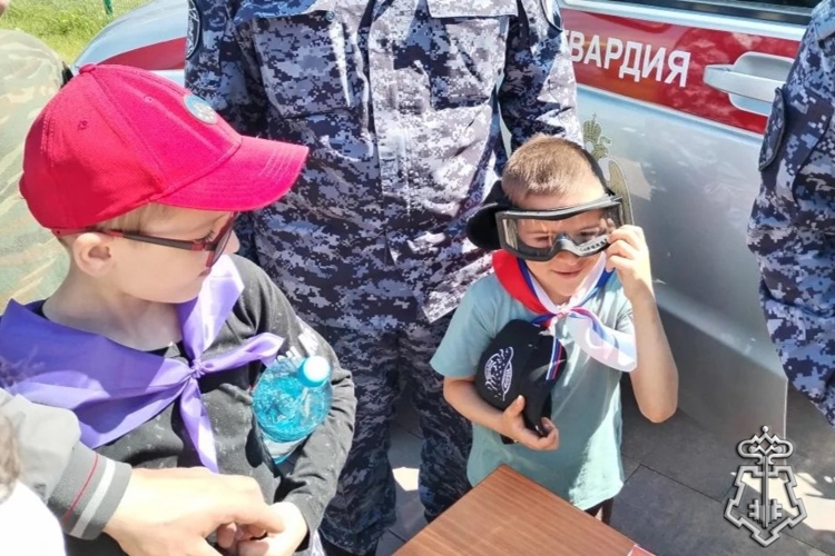 В Новосибирской области сотрудники Росгвардии познакомили подрастающее поколение со своей профессией